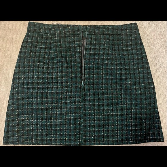 Plaid skirt with shorts underneath - Picture 2 of 3